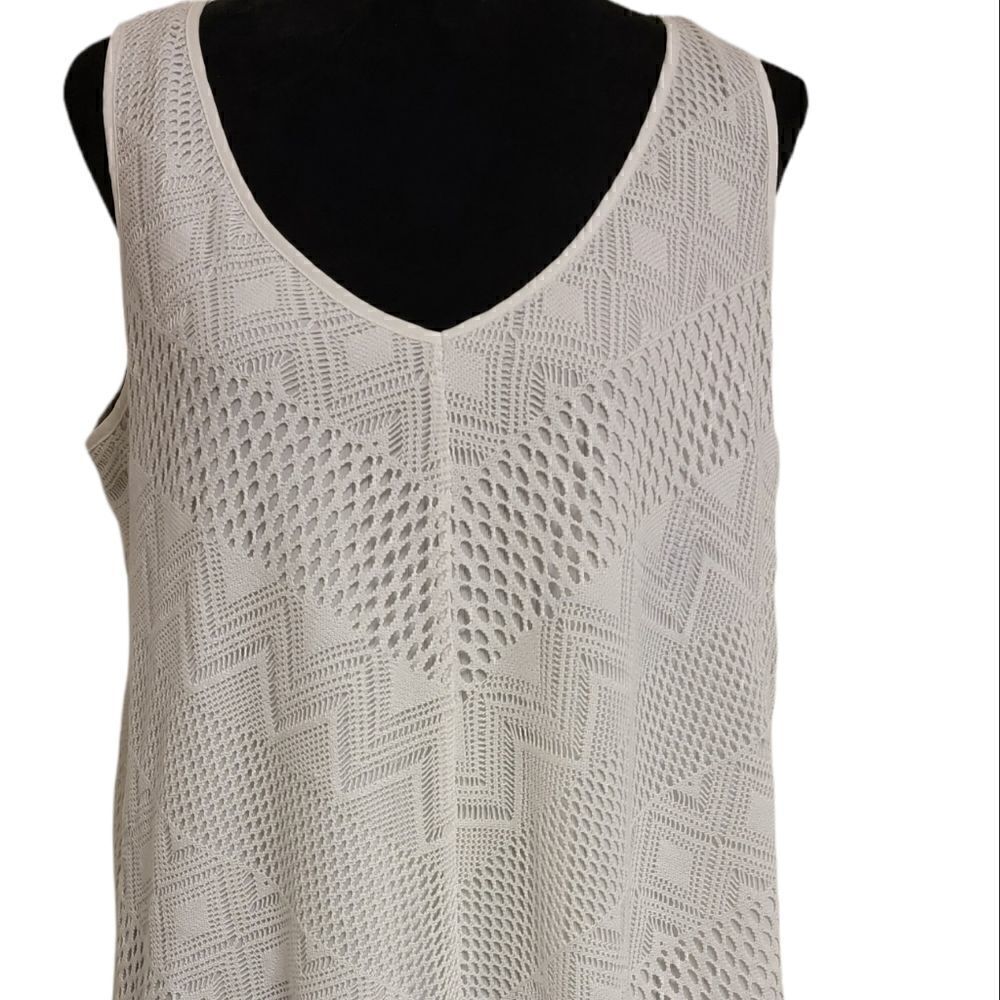 𝅺worthington white sleeveless V Neck with lace overlay Size OX